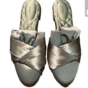Brand new Birdies songbird satin mules in 9.5 Olive Khaki Green